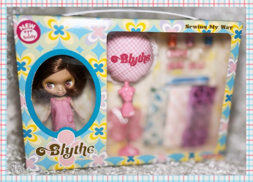 Petite Blythe Sewing My Way Pink 4" Mini Doll Room Kit Takara Hasbro Vtg 2003